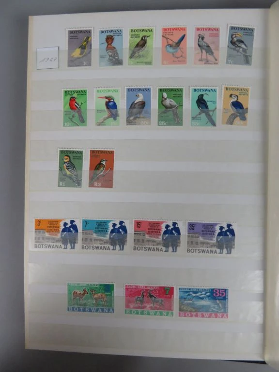 Postzegelverzameling in album met diverse Botswana postzegels - foto 34