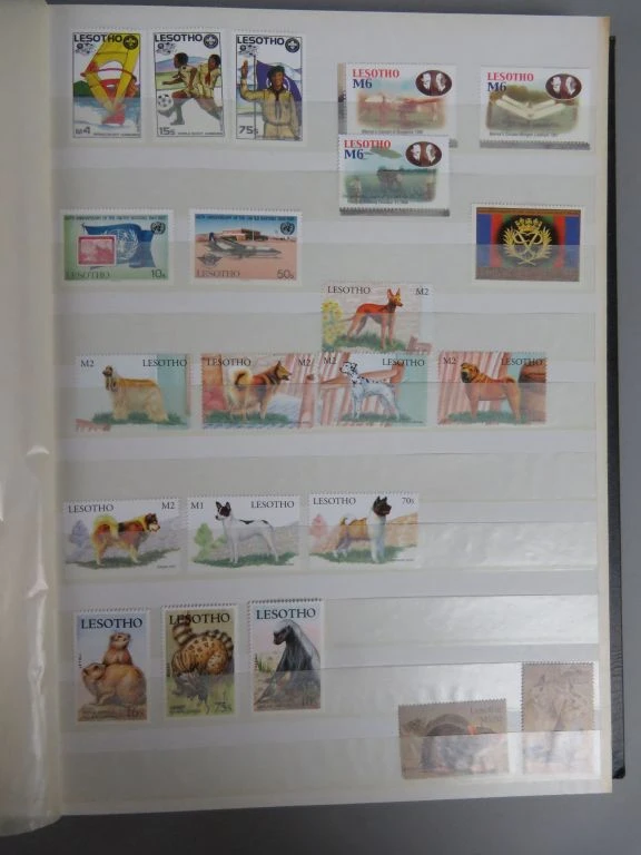 Postzegelverzameling in album met diverse Botswana postzegels - foto 21