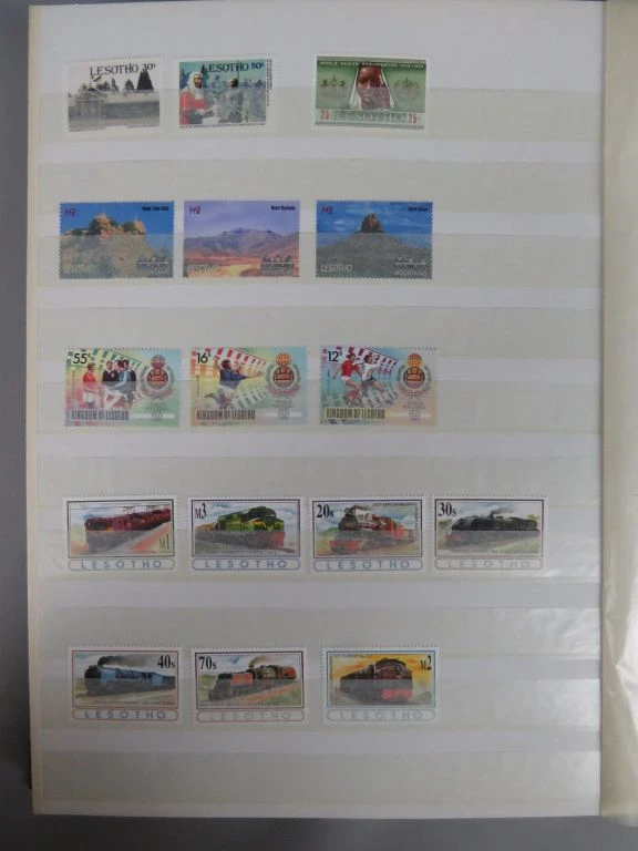 Postzegelverzameling in album met diverse Botswana postzegels - foto 10