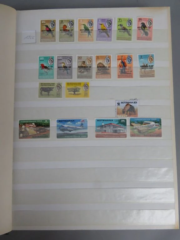 Postzegelverzameling in album met diverse Botswana postzegels - foto 33