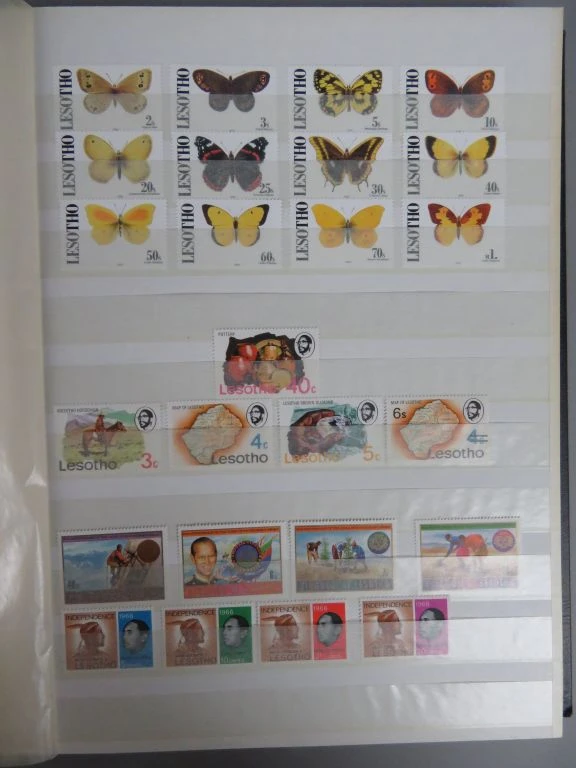 Postzegelverzameling in album met diverse Botswana postzegels - foto 15