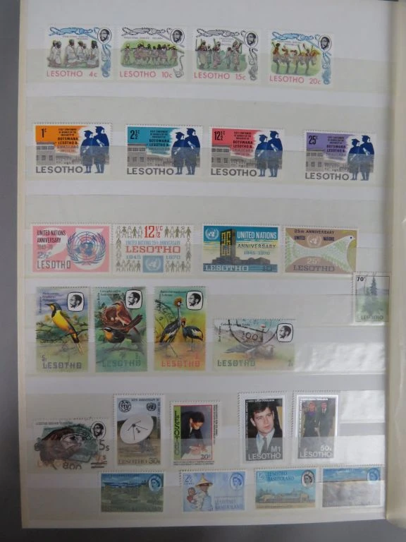 Postzegelverzameling in album met diverse Botswana postzegels - foto 28