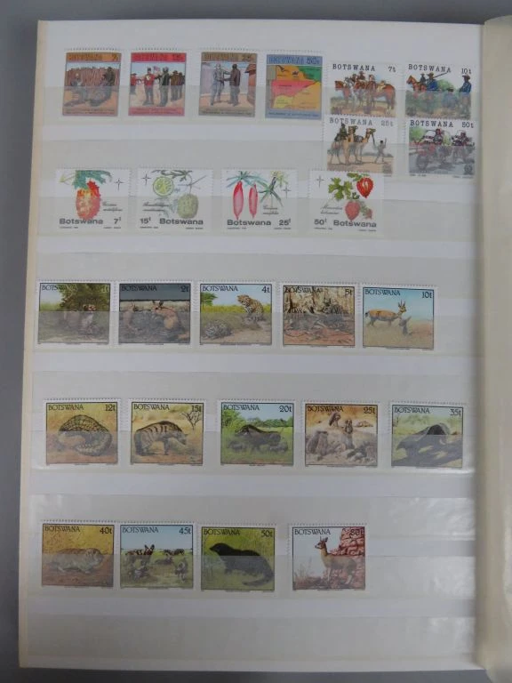 Postzegelverzameling in album met diverse Botswana postzegels - foto 4