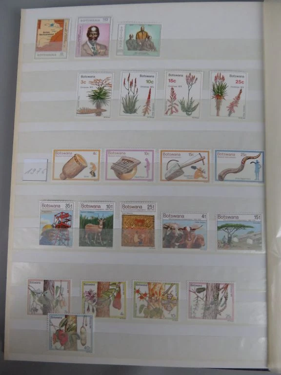 Postzegelverzameling in album met diverse Botswana postzegels - foto 38