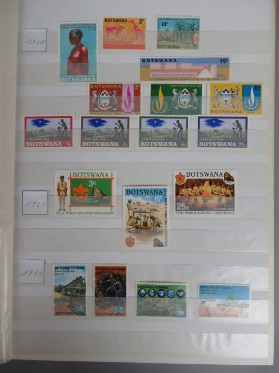 Postzegelverzameling in album met diverse Botswana postzegels - foto 35