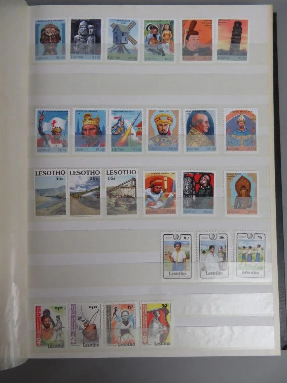 Postzegelverzameling in album met diverse Botswana postzegels - foto 23