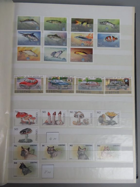 Postzegelverzameling in album met diverse Botswana postzegels - foto 13