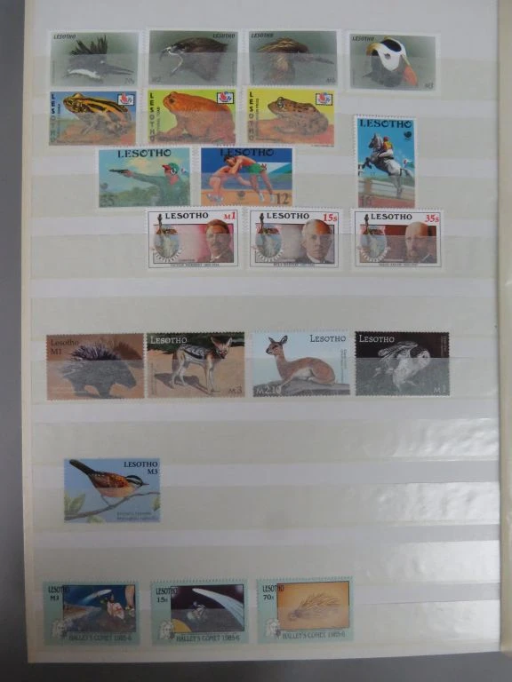 Postzegelverzameling in album met diverse Botswana postzegels - foto 18