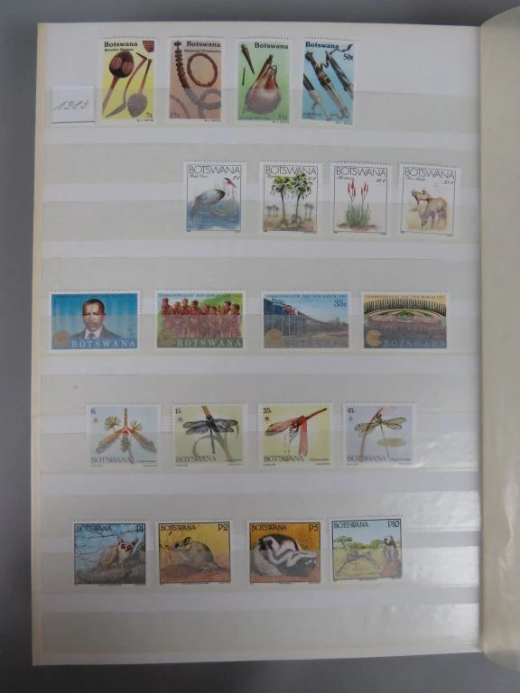Postzegelverzameling in album met diverse Botswana postzegels - foto 2