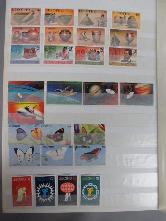 Postzegelverzameling in album met diverse Botswana postzegels - foto 16