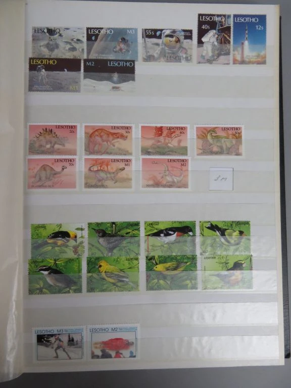 Postzegelverzameling in album met diverse Botswana postzegels - foto 19