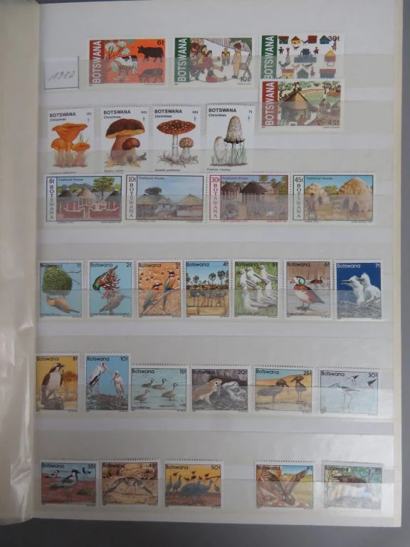 Postzegelverzameling in album met diverse Botswana postzegels - foto 43