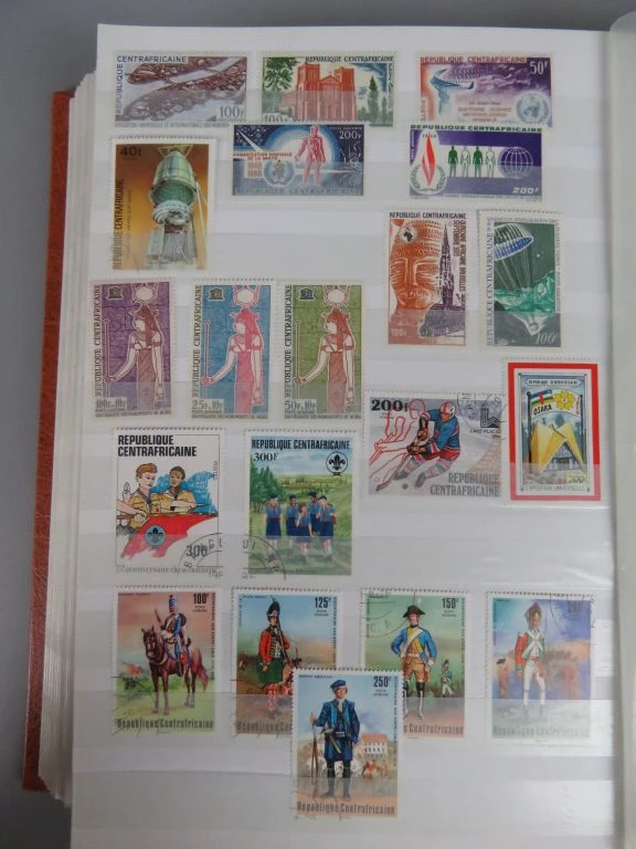Postzegelverzameling in oranje album - foto 20