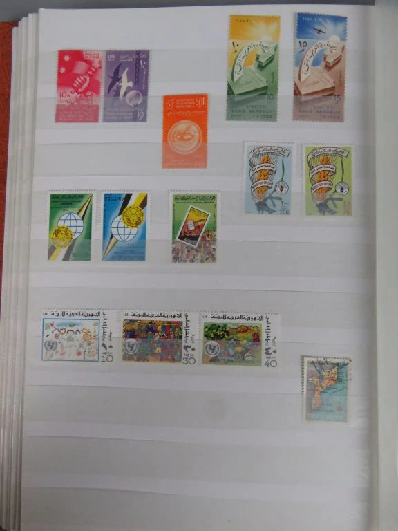 Postzegelverzameling in oranje album - foto 12