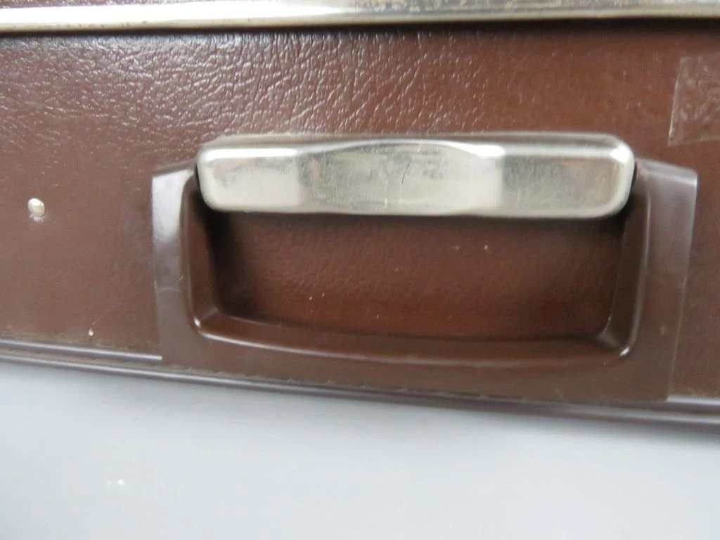 Vintage bruine reiskoffer met metalen sluitingen - foto 4