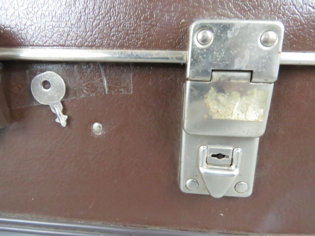 Vintage bruine reiskoffer met metalen sluitingen - foto 2