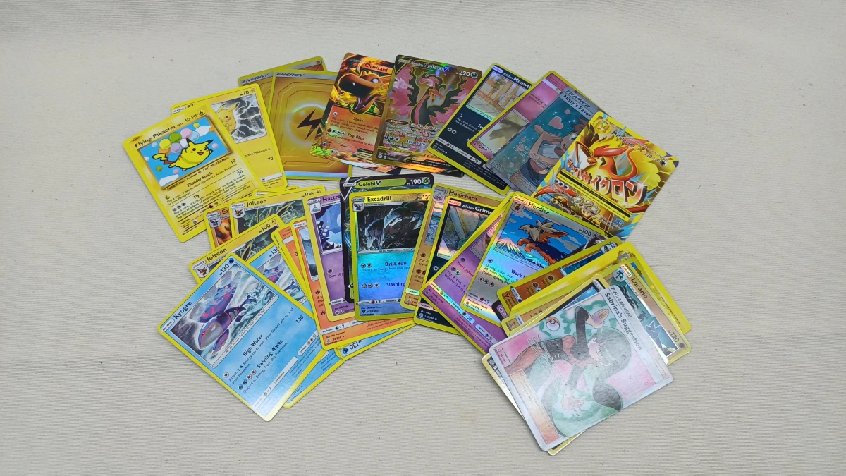 Pokémon verzamelkaarten en album met flippo's - foto 5
