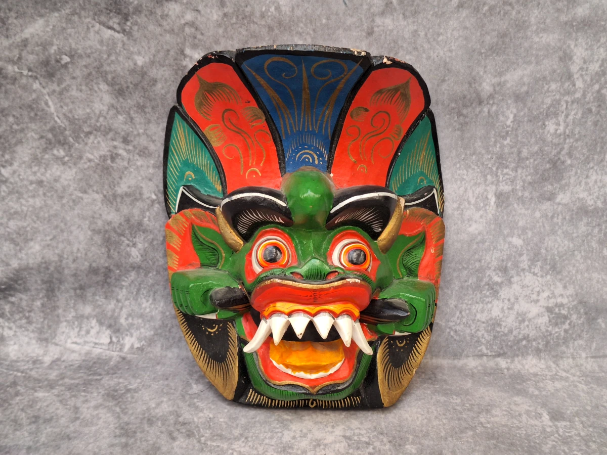 Kleurrijk handgesneden Raksha-demonenmasker uit Sri Lanka - foto 4