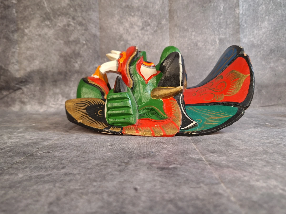 Kleurrijk handgesneden Raksha-demonenmasker uit Sri Lanka - foto 2