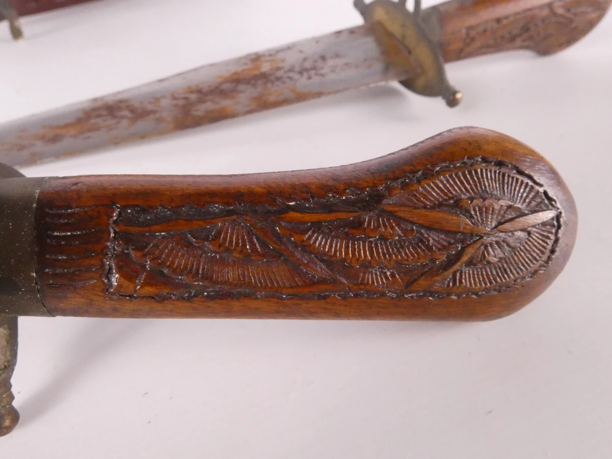 Set van twee decoratieve messen met houten schede - foto 14