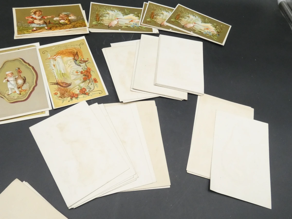 Doos met vintage prentbriefkaarten en wenskaarten - foto 17