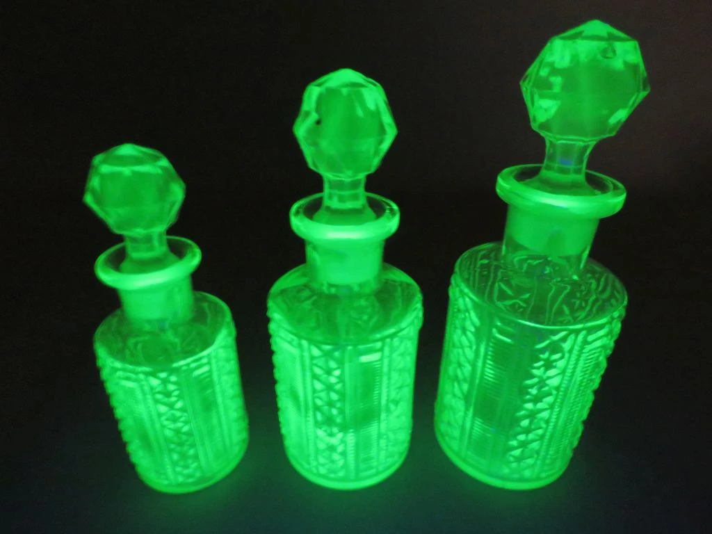 Set vintage uranium glas parfumflesjes en schaaltjes - foto 11