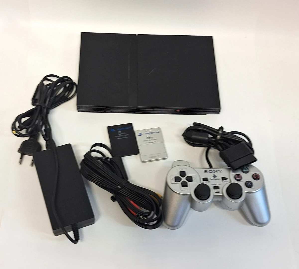 Sony PlayStation 2 console met controller en geheugenkaarten – kavel bij De Kringwinkel, Aalst