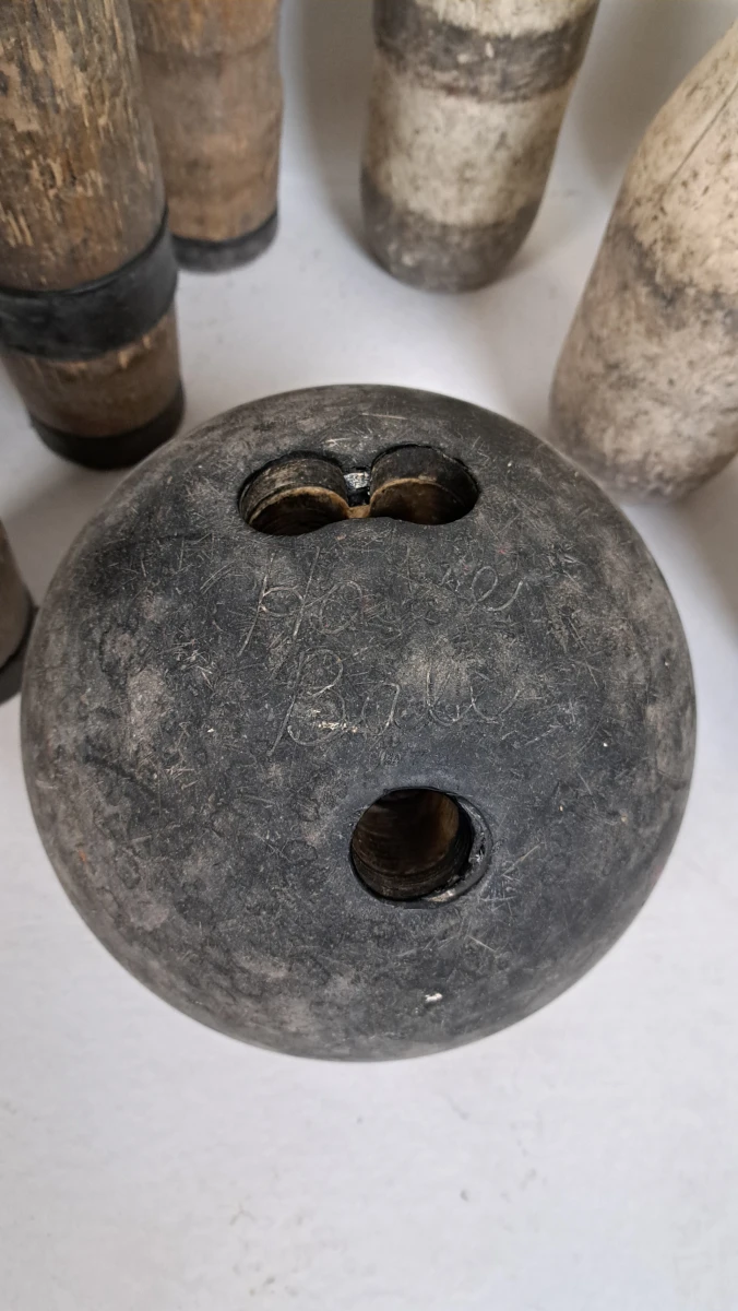 Set vintage houten kegels en bowlingbal - foto 2