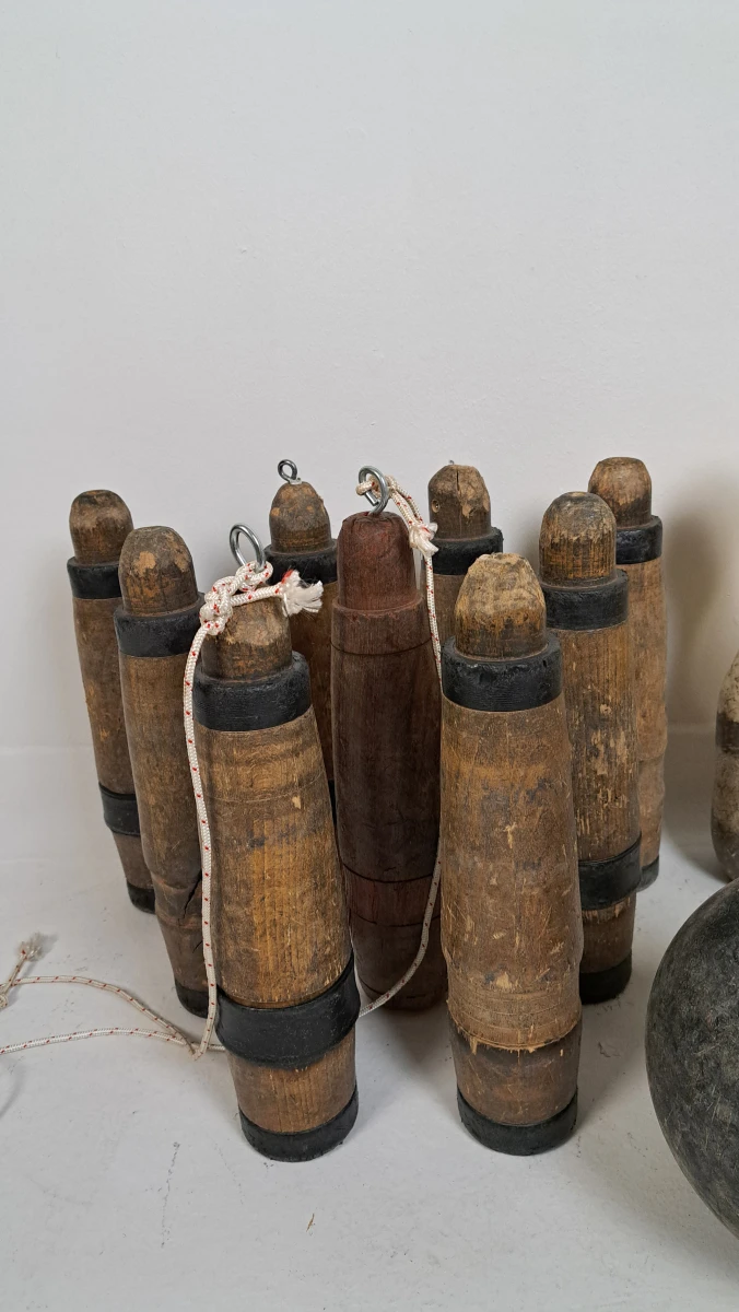 Set vintage houten kegels en bowlingbal - foto 5