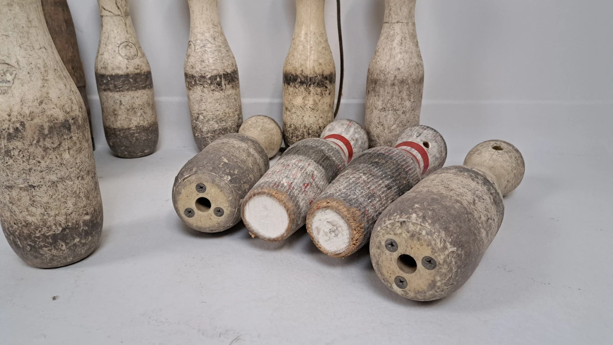 Set vintage houten kegels en bowlingbal - foto 8