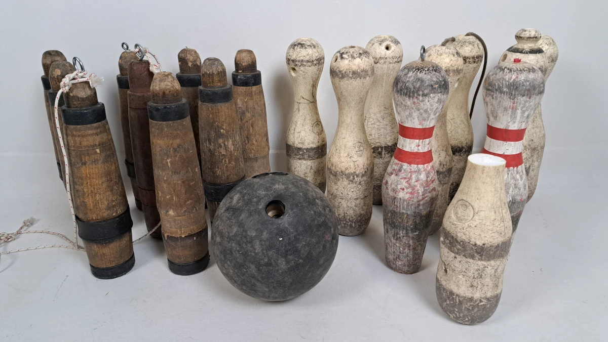 Set vintage houten kegels en bowlingbal - foto 3