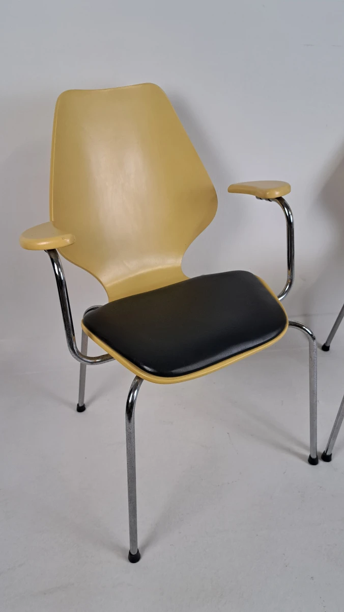 Set van 2 vintage gele houten stoelen, 1 met armleuning - foto 2