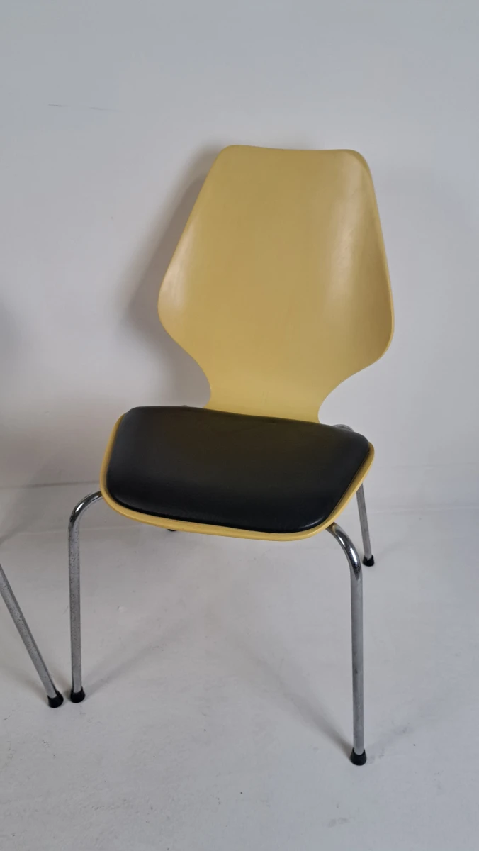 Set van 2 vintage gele houten stoelen, 1 met armleuning - foto 3