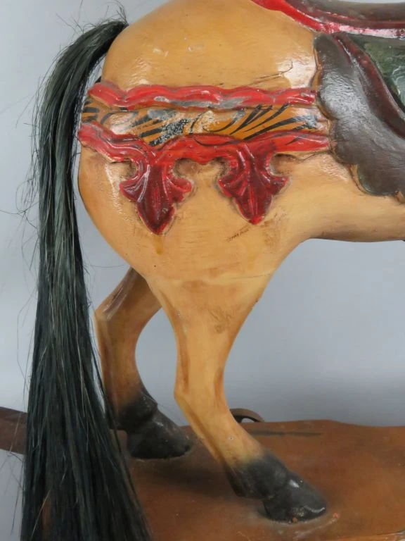 Houten hobbelpaard met wieltjes en paardenstaart - foto 2