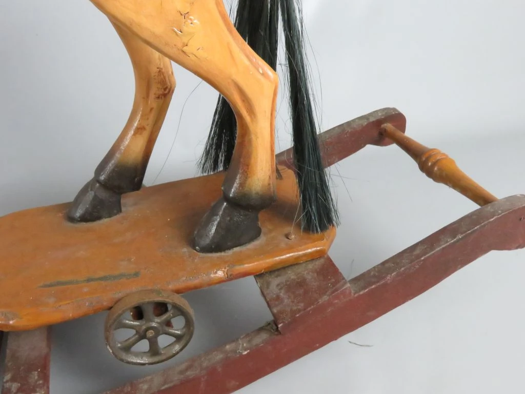Houten hobbelpaard met wieltjes en paardenstaart - foto 9
