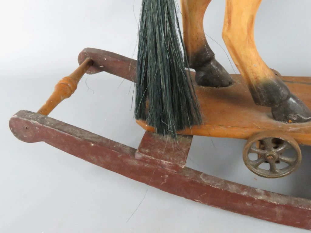 Houten hobbelpaard met wieltjes en paardenstaart - foto 3