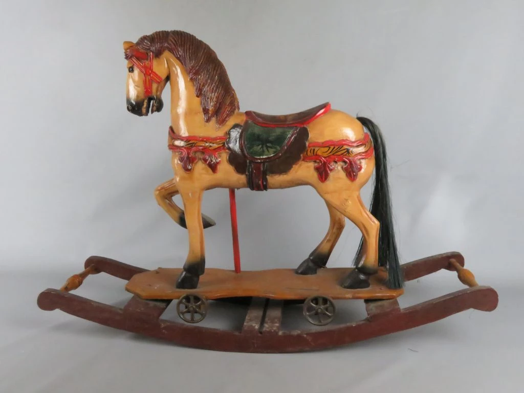 Houten hobbelpaard met wieltjes en paardenstaart - foto 7