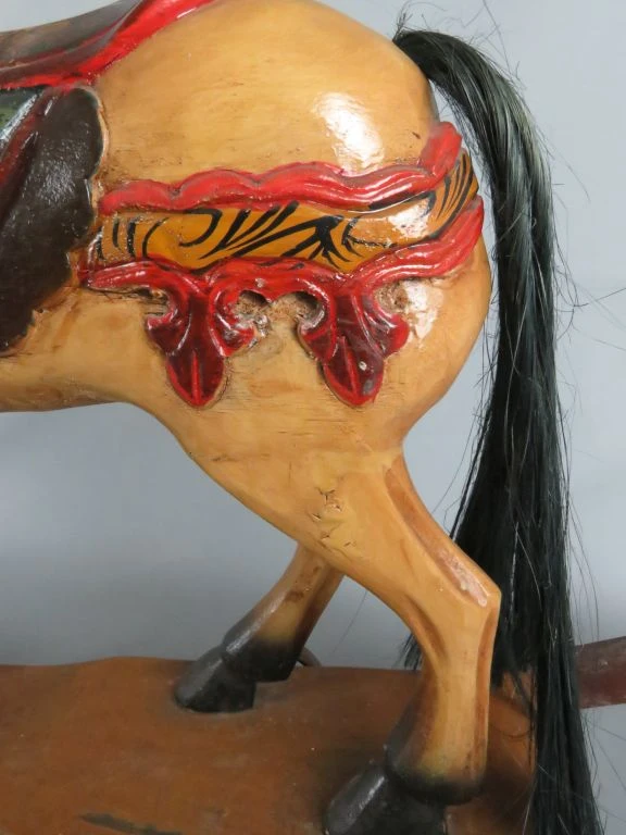Houten hobbelpaard met wieltjes en paardenstaart - foto 11