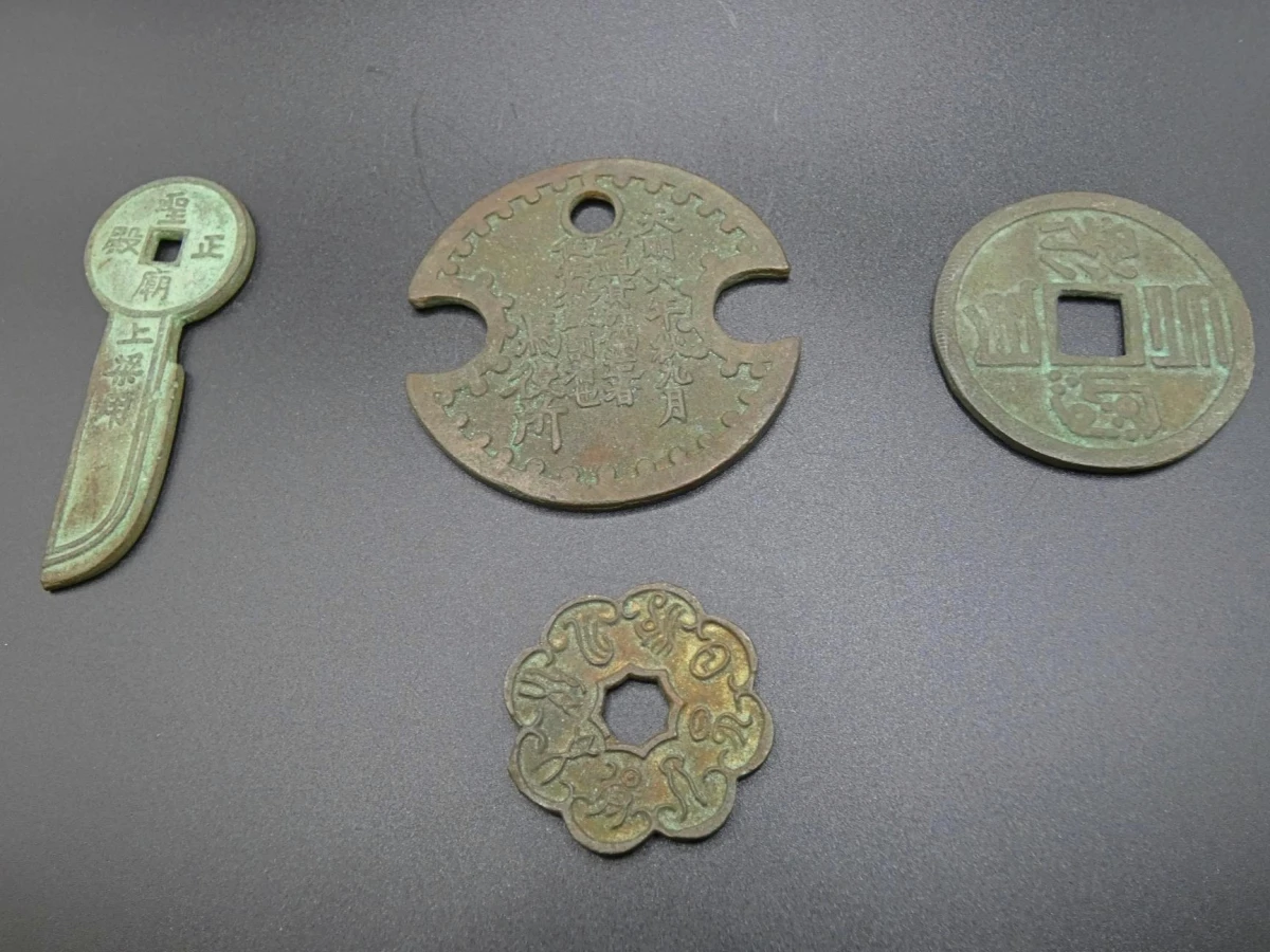 Vier Chinese Feng Shui-amuletten en fantasie-penningen. - foto 2