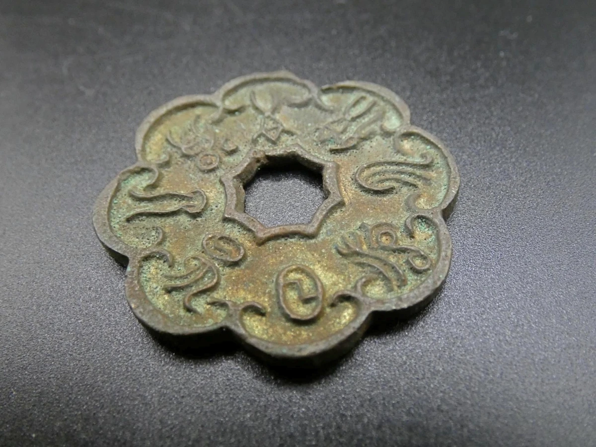 Vier Chinese Feng Shui-amuletten en fantasie-penningen. - foto 4