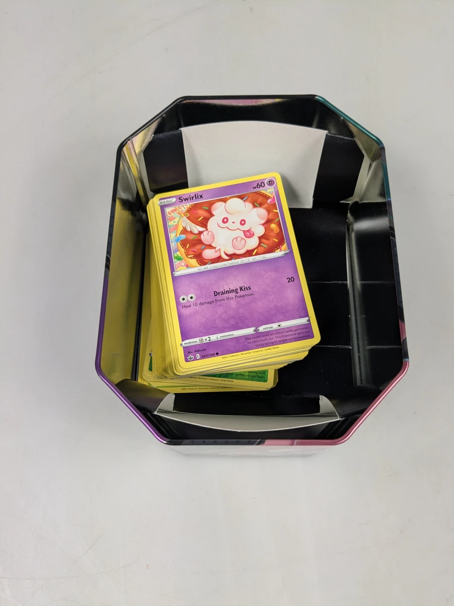 Pokémon tin met kaarten en verzamelaccessoires met binder - foto 11