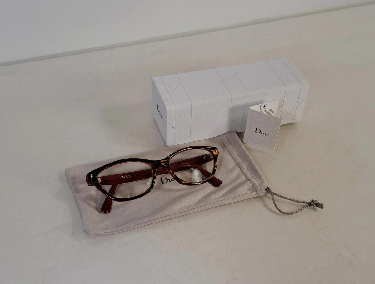 Dior Damesbril met roodbruin montuur en hoesje – kavel bij De Kringwinkel, Turnhout