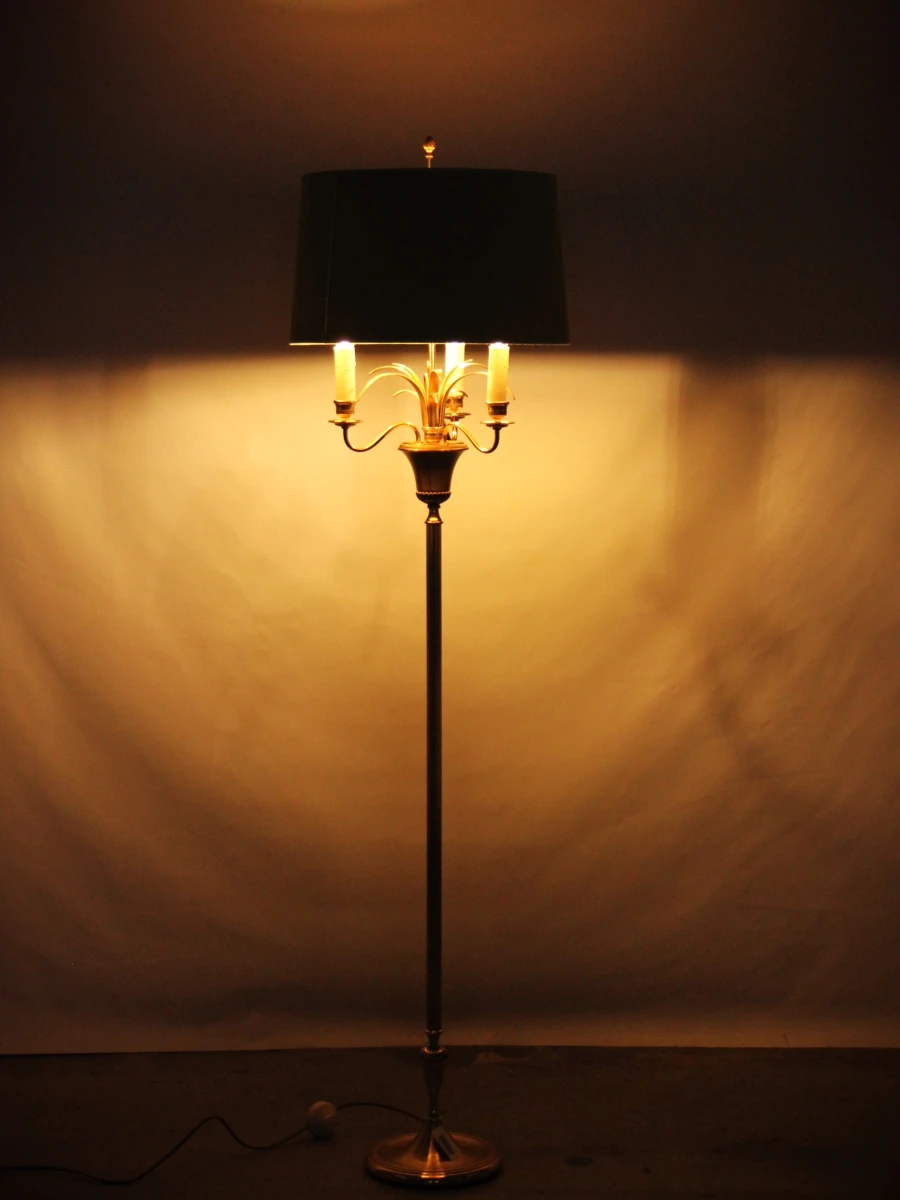 Hollywood Regency stijl staande lamp met groene kap en messing details - foto 6