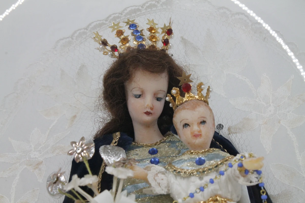 Religieuze Madonna en Kind beeldje onder stolp - foto 3