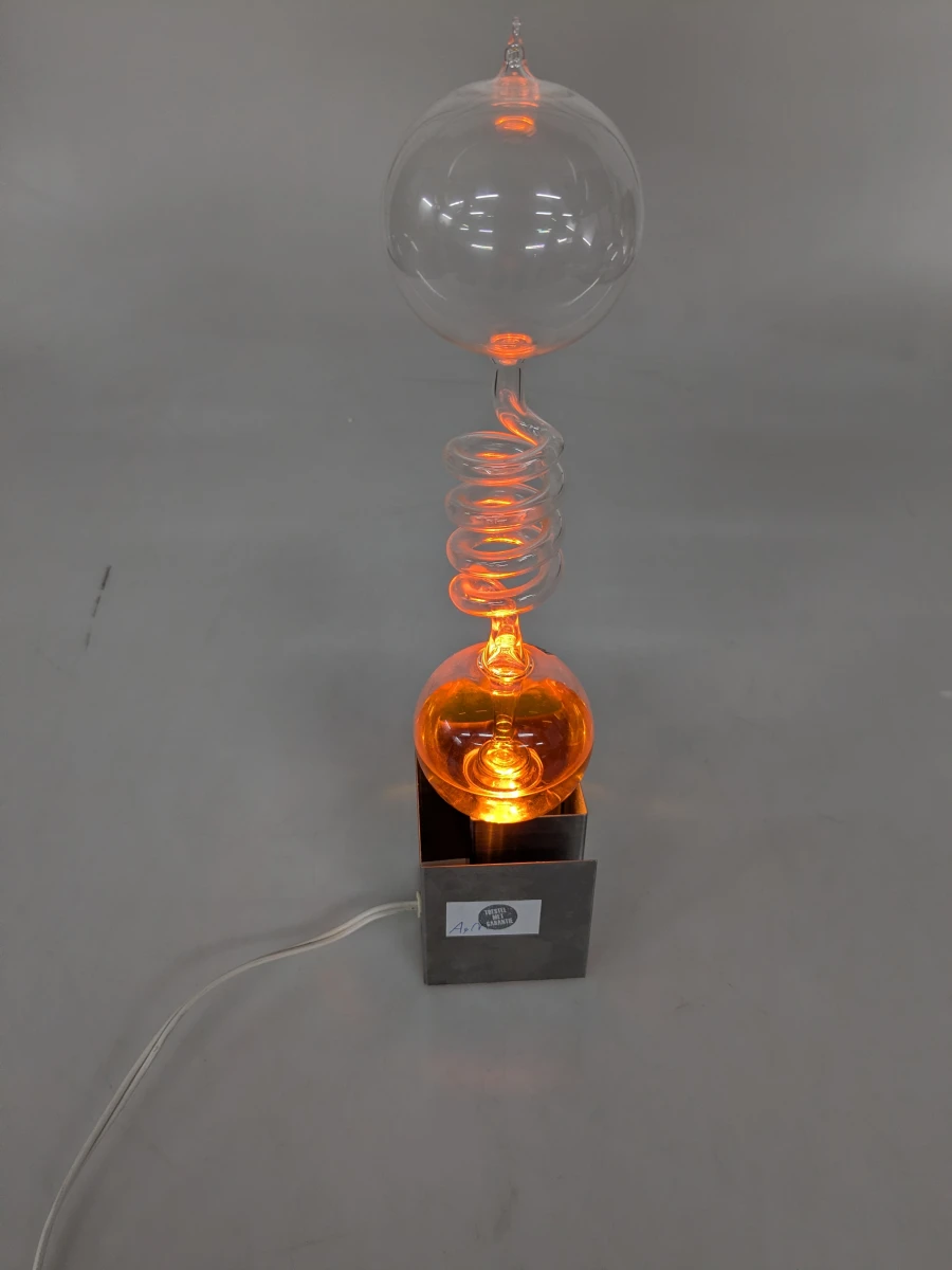 Decoratieve glazen lamp met oranje vloeistof en metalen voet - foto 5