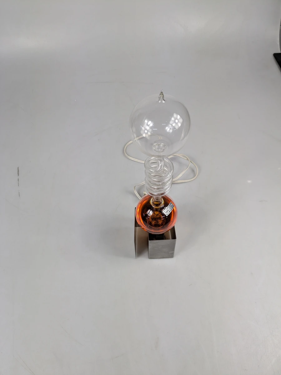 Decoratieve glazen lamp met oranje vloeistof en metalen voet - foto 2