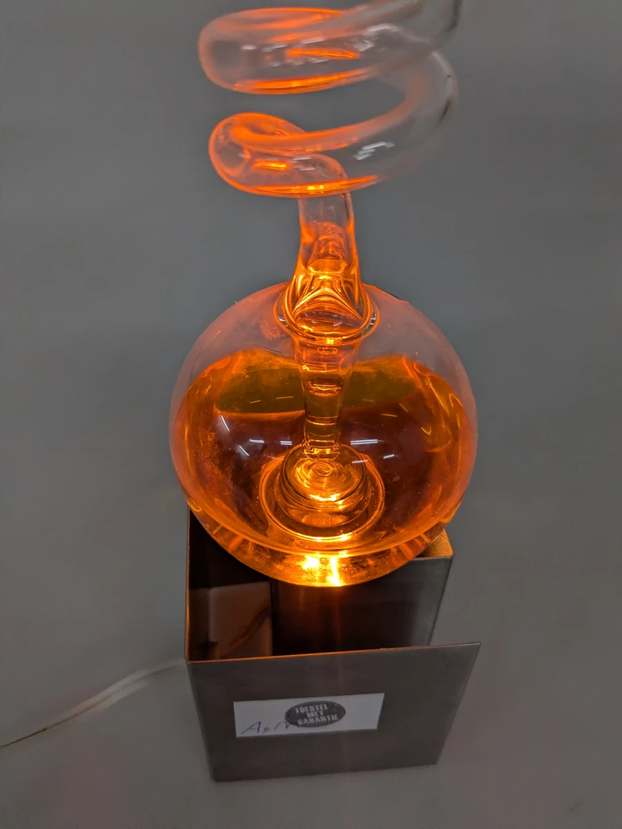 Decoratieve glazen lamp met oranje vloeistof en metalen voet - foto 6