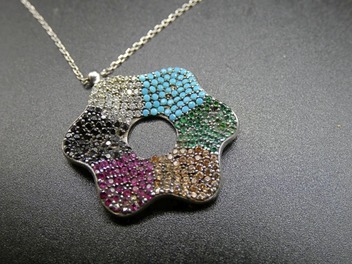 Kleurrijke hanger aan schakelketting - foto 3