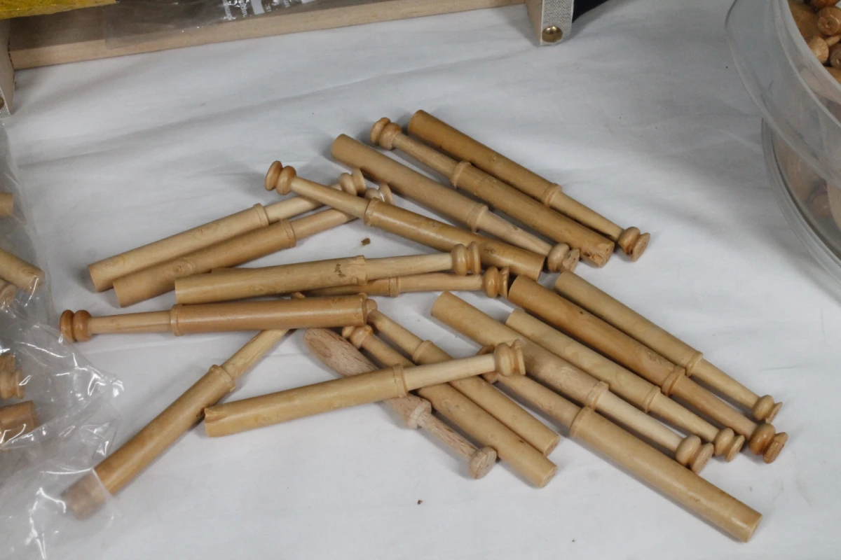 Antieke kantklosplank met houten klosjes - foto 2