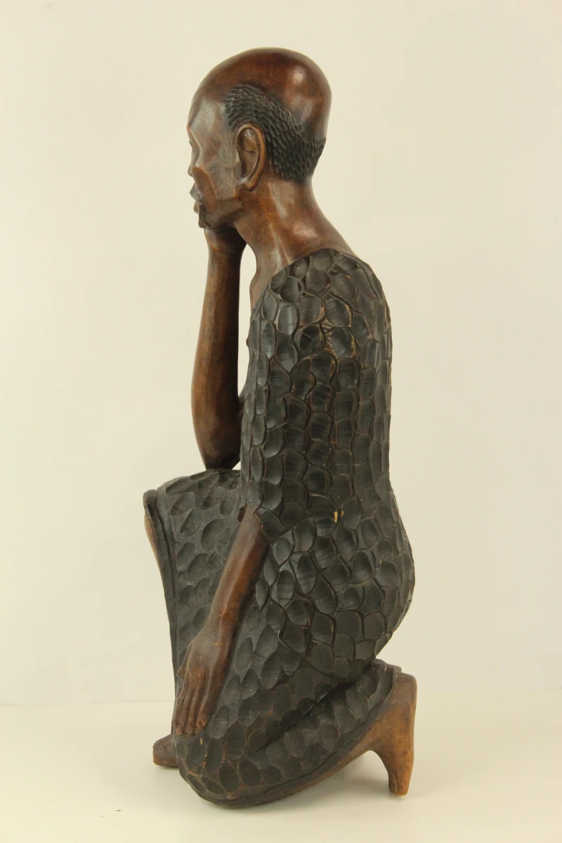 Groot houten beeld van zittende man in traditionele kleding - foto 2